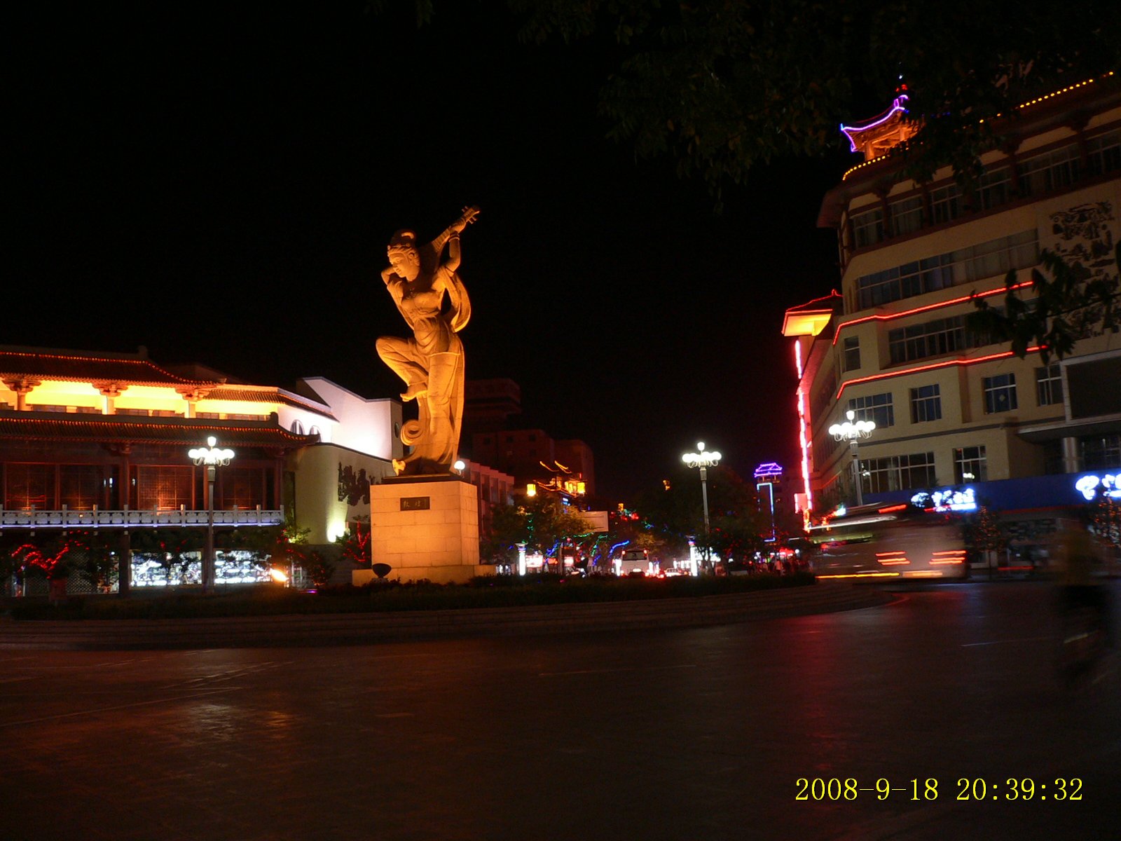 敦煌市区夜景与街头雕塑