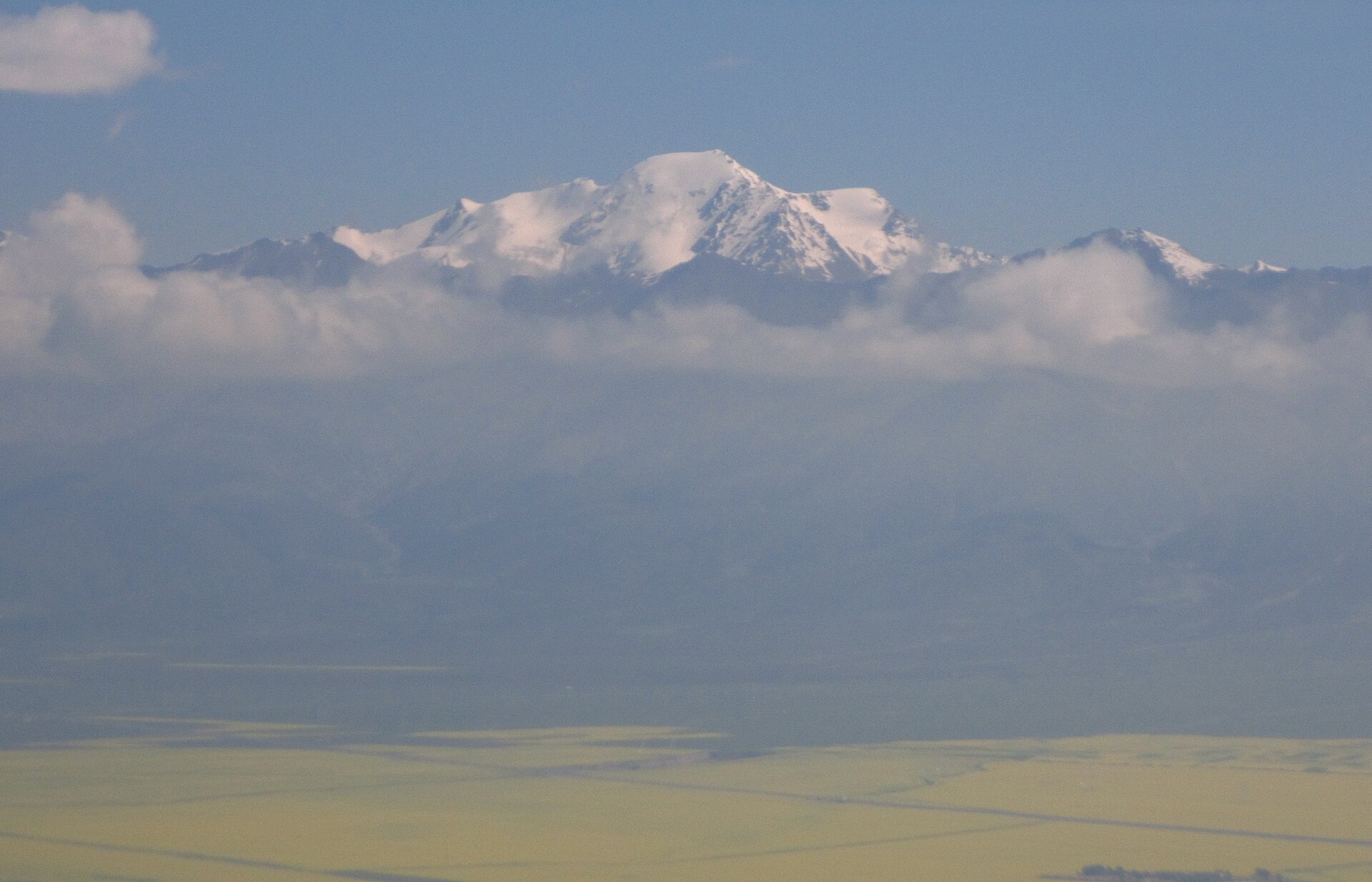 岗什卡雪峰山体