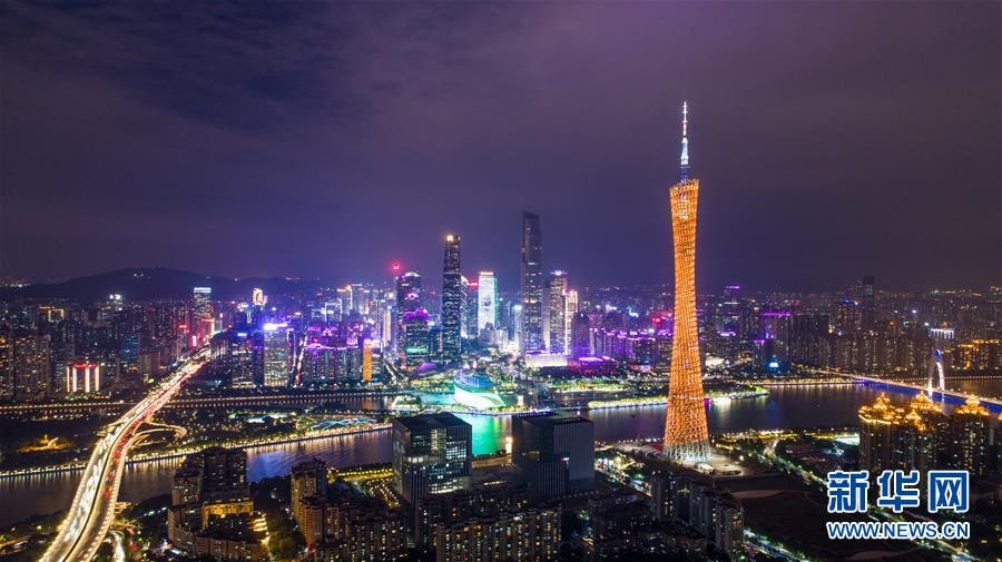 夜色中的广州塔与珠江新城