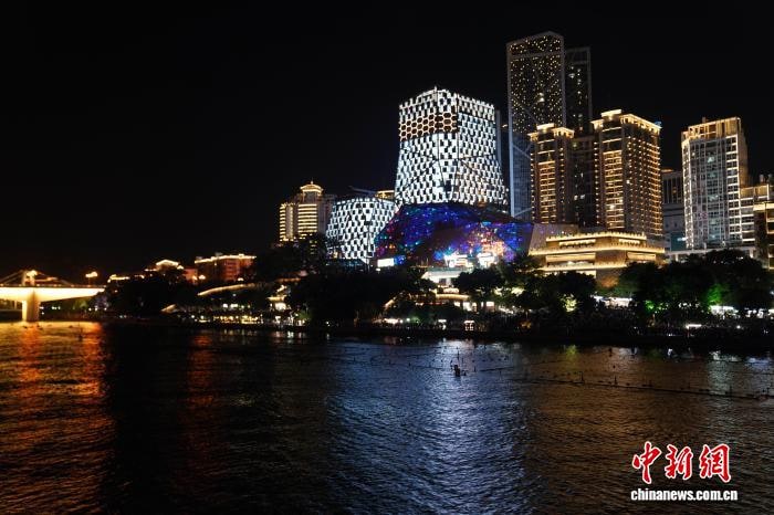 夜幕下的柳江与柳州沿岸楼群
