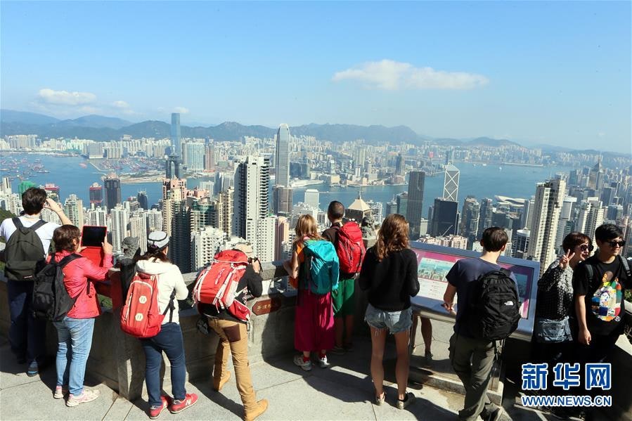 太平山顶俯瞰维多利亚港两岸