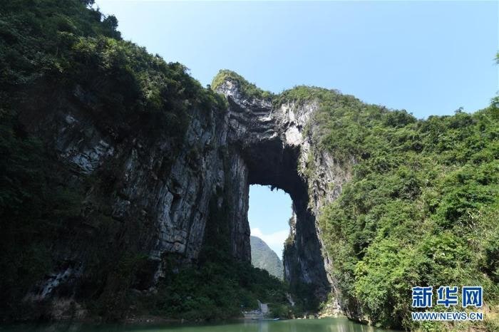 罗城怀群镇天门山天然穿山洞