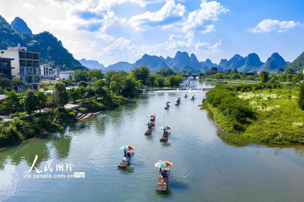 遇龙河上成排竹筏